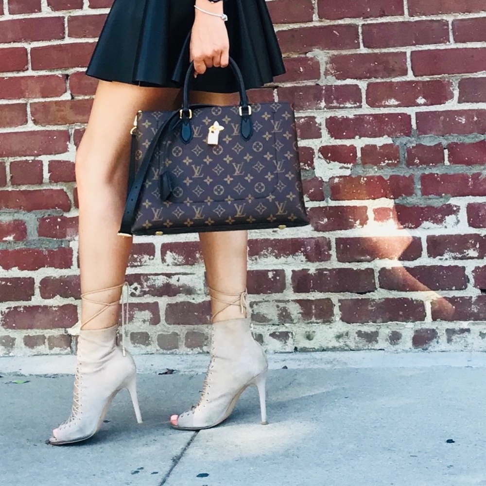 This is an Authentic LOUIS VUITTON Tote handbag that has been discontinued